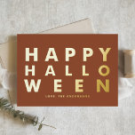 Carte De Vœux En Aluminium Typographie moderne audacieuse Terracotta Happy Ha<br><div class="desc">Envoyez vos salutations d'Halloween en famille et entre amis avec cette carte personnalisable en terre cuite et or Happy Halloween. Il présente une typographie audacieuse. Personnalisez en ajoutant vos détails. Cette carte d'Halloween en feuille d'or est disponible en d'autres couleurs de feuille et en carton.</div>