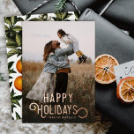 Carte De Vœux En Aluminium Typographie vintage Oranges d'hiver Photo<br><div class="desc">Ce magnifique carte photo de vacances propose une lecture de typographie vintage, "Happy Holidays" en papier peint. Le dos de la carte présente un design vintage d'oranges et de fleurs d'hiver. Il y a une superposition de photo en dégradé foncé sur le devant de la carte, permettant au texte de...</div>