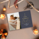 Carte De Vœux En Aluminium Un script de Noël très marié Blue Silver<br><div class="desc">Un design minimal simple l'en-tête dit "Un Noël très marié" idéal pour tous les jeunes mariés</div>