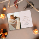 Carte De Vœux En Aluminium Un script de Noël très marié Blush Rose Gold<br><div class="desc">Un design minimal simple l'en-tête dit "Un Noël très marié" idéal pour tous les jeunes mariés</div>