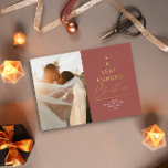Carte De Vœux En Aluminium Un script de Noël très marié Red Gold<br><div class="desc">Un design minimal simple l'en-tête dit "Un Noël très marié" idéal pour tous les jeunes mariés</div>