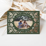 Carte De Vœux En Aluminium Vintage Holly Berries Photo Noël À feuillage persi<br><div class="desc">Ce carte photo de vacances classique et élégant dispose de notre feuillage d'hiver dessiné à la main qui encadre la photo et le type courbé. L'arrière comprend un motif assorti avec photo et texte supplémentaire.</div>