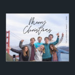 Carte de vœux moderne de Noël avec photo de famill<br><div class="desc">Joyeux Noël. Célébrez la saison avec cette carte postale de photo de famille. Elle est entièrement personnalisable avec vos propres messages de vœux. Veuillez ajouter votre adresse de retour pour un envoi facile. C'est simple, facile, mais aussi moderne et minimaliste avec une touche festive. C'est la carte postale idéale pour...</div>