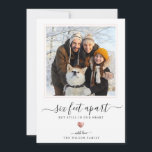 Carte de voeux moderne Quarantine Rose Gold Heart<br><div class="desc">Six pieds séparés mais toujours dans notre cœur : Cette carte de vacances moderne est parfaite pour cette saison des fêtes imparfaite. Écriture élégante et moderne « à 6 pieds de distance mais toujours dans notre cœur » sur un cœur rose doré chic imprimé et votre propre message personnalisé avec...</div>