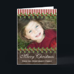 Carte de voeux photo de Noël Holly Berry<br><div class="desc">Ajoutez votre photo de vacances préférée ou photo d'un enfant ou portrait de votre famille à ces cartes de voeux de Noël festives et joliment personnalisées avec des baies rouges et vertes, une bordure rayée crème et rouge sucre de canne et un arrière - plan marron chocolat au design subtil...</div>