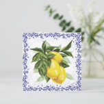 Carte de voeux Plat Blank Citron Toile<br><div class="desc">Cette belle carte blanche de style européen présente de lustres citrons entourés d'une bordure de toile ! Une bande de citrons mûrs et lumineux sur une branche encerclée de généreux feuilles verts. Une bordure de toile bleu marine royale filagreement borde le design. Une carte parfaite pour ça a été inspiré...</div>