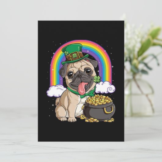 Carte de vœux plat de chien pug Saint-Patrick joye (Debout devant)