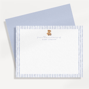 Carte de vœux pour la nurserie avec un ours en pel
