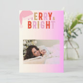 Carte de vœux rose merry et lumineuse Noël (Debout devant)