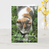 Carte de voeux tardive heureuse de chat de calicot (Fleur jaune)