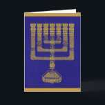Carte de voeux Temple Menorah<br><div class="desc">Cette carte de voeux présente l'impression d'une broderie originale du Lampstand (menorah) que l'on trouve dans l'ancien Temple de Jérusalem. Embedded dans le design de broderie est un texte, en lettres hébraïques, de l'Exode 25:35, décrivant la fabrication du Lampstand par les artisans du Temple. Les produits de la vente de...</div>
