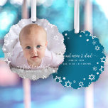 Carte Décorative Baby First Hanoukka Photo Flocs de neige Nouveaux<br><div class="desc">"Mon premier Hanoukka." Un visuel ludique des étoiles blanches de David, des flocons de neige et de typographie manuscrite avec nom customisé et année, superposant la photo de votre choix, vous aider à inaugurer en Hanoukka et le Nouvel An. Sur le dos, d'autres étoiles blanches de David, des flocons de...</div>