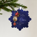 Carte Décorative Baubles blancs bleus Noël<br><div class="desc">Un arrière - plan bleu marine,  de couleur inégale. Décoré de baubles rouges et dorés,  un peu de verdure et un cône de pin. Personnalisez et ajoutez votre nom,  année. Texte : Joyeux Noël</div>