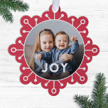 Carte Décorative Gras Colorful Flèche de neige Joie Photo Noël<br><div class="desc">Envoyez des salutations de vacances uniques avec ces cartes de Noël amusantes qui se double comme des ornements ou de grandes étiquettes cadeaux! Elles présentent un design simple de flocon de neige, une typographie moderne lisant JOY, et un modèle photo en forme de cercle sur un arrière - plan rouge....</div>