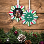 Carte Décorative Green Red White Starburst Grandes bandes Chien Noë<br><div class="desc">Ornement animal de compagnie pour Noël avec la photo de votre chien à l'intérieur d'un cadre rayé d'entrée en blanc,  rose,  et différentes nuances de vert. Ajoutez le nom et l'année à l'arrière sous un empreinte de patte.</div>