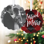 Carte Décorative Marry & Joyeux Script Rouge Plaid Photo Noël<br><div class="desc">Ces cartes en papier festives comportent une grande photo sur le devant de la carte. Sur le dos est un arrière - plan plaid rouge et noir douillet, un grand script EDITABLE saluant en blanc, et votre texte dans une police serif classique. Ces ornements font une fabuleuse carte de vacances...</div>