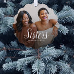 Carte Décorative Photo personnalisée Soeurs arbre de Noël<br><div class="desc">Éclairez votre sapin de Noël cette année avec une carte de décoration personnalisée ! Montrez votre amour et votre appréciation pour votre parent préféré en ornant votre arbre avec un ornement photo spécial avec leur nom et une photo de vous deux. Réalisée avec une police de caractères, cette carte ornementale...</div>