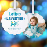 Carte Décorative Photographie Hanoukka Latkes Laughter Light Typogr<br><div class="desc">"Latkes, rires & lumières." Sentez la chaleur et la joie de la saison des Fêtes tout en inaugurant la fête des lumières avec cette carte de papier ornement joueuse et gardée. A l'avant, la typographie artisanale ludique et fantaisiste en bleu poussiéreux, turquoise et turquoise recouvre un arrière - plan blanc....</div>