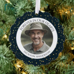 Carte Décorative Pour toujours dans nos coeurs Photo souvenir<br><div class="desc">Ajoutez votre propre photo de famille à l'avant de ce ornement en papier personnalisé. Mémorial de Noël ornement de souvenir pour la famille et les amis. Modèle personnalisé vous pouvez modifier la date.</div>