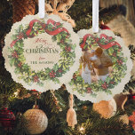 Carte Décorative Russe Vintage Joyeux Noël Floral Wreath Photo<br><div class="desc">Jolie conception de Noël traditionnelle nostalgique avec couronne sainte et faux orteil avec ruban rouge sur arrière - plan parchemin en détresse avec personnalisation Joyeuse typographie graphique et deux lignes de texte modifiable. Fonctionnalités de dos correspondant au modèle photo de couronne.</div>