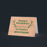 Carte Deer Antlers Vintage Brother Anniversaire<br><div class="desc">Carte d'anniversaire pour frère avec papier artisanal vintage et bois de cerf vert et verset réfléchi.</div>