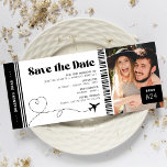 Carte d'embarquement Enregistrer le ticket Date<br><div class="desc">Un billet de mariage de carte d'embarquement moderne avec un simple arrière - plan blanc qui peut être changé à n'importe quelle couleur,  une photo du couple engagé,  un avion avec une boucle cardiaque,  et un enregistrement personnalisé le modèle de date qui est facile à personnaliser.</div>