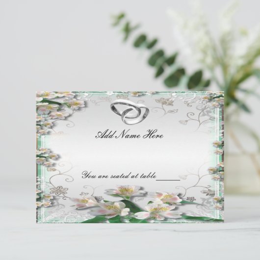 Carte d'emplacement de table florale blanche éléga (Debout devant)