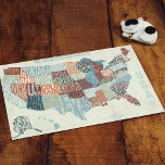 Carte des États-Unis avec les États en mots<br><div class="desc">© Michael Mullan / Wild Apple. L'image montre une carte des Etats-Unis avec les états écrits de manière moderne. Chaque état est écrit de telle manière qu'il s'insère dans la carte.</div>