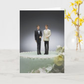 Carte Deux figurines de marié sur le gâteau mariage (Fleur jaune)