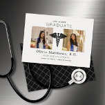 Carte Deux Insigne noir blanc de soins infirmiers<br><div class="desc">Ces annonces professionnelles diplômées de 7" x 5" comportent un insigne médical noir (Caduceus Rod of Asclepius) au centre avec des espaces réservés pour deux de vos photos préférées sur un arrière - plan blanc avec lettrage noir.</div>
