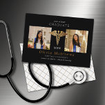 Carte Deux Insignes de soins infirmiers MSN Black Gold<br><div class="desc">Ces annonces professionnelles de 5" x 7" Master of Science in Nursing comportent un insigne de médecine or (Caduceus Rod-of Asclepius) sur un arrière - plan noir au centre avec des espaces réservés pour deux de vos photos préférées sur un arrière - plan noir avec lettrage blanc.</div>