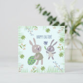 Carte Deux lapins de Pâques avec oeuf et fleur. (Debout devant)