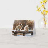 Carte Deux mignons lapins de lapin sur un banc en blanc (Fleur jaune)