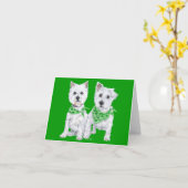 Carte Deux Westies assis à la Saint-Patrick (Fleur jaune)