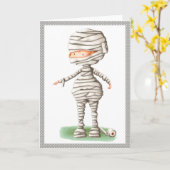 Carte d'Halloween mignonne avec un garçon en costu (Fleur jaune)