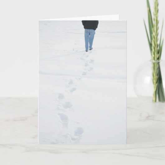 Carte d'hiver avec des pas dans la neige fraîche (Devant)