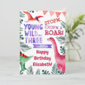 Carte Dinosaure rose Jeune sauvage et Trois 3e anniversa (Debout devant)