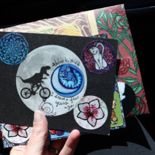 Carte Dinosaure sur un vélo dans le ciel avec la lune