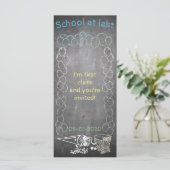 Carte d'invitation à l'inscription scolaire sur un (Debout devant)