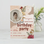 Carte d'invitation d'anniversaire à l'esthétique m (Debout devant)