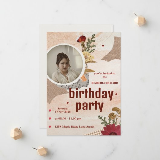 Carte d'invitation d'anniversaire à l'esthétique m (Devant/Arrière en situation)