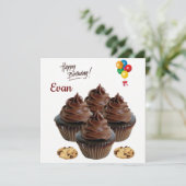 Carte d'invitation d'anniversaire Cupcake au choco (Debout devant)