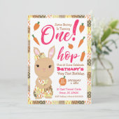 Carte d'invitation d'anniversaire de lapin mignon (Debout devant)