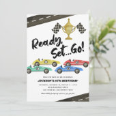 Carte d'invitation d'anniversaire de voiture de co (Debout devant)