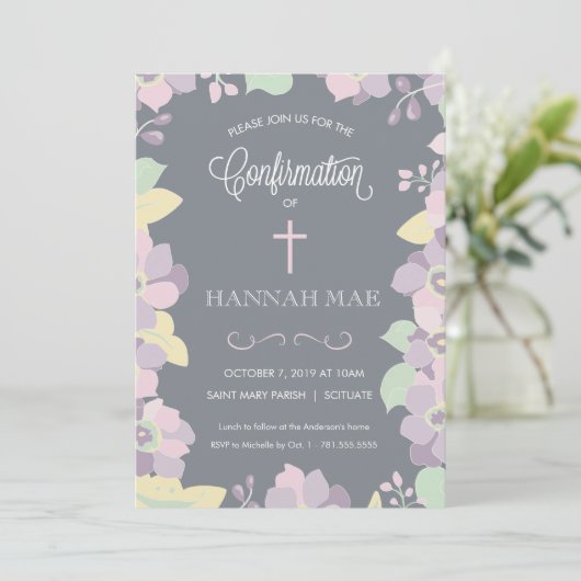 Carte d'invitation de confirmation avec fleurs et (Debout devant)