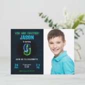 Carte d'invitation photo pour les 9 ans d'un garço (Debout devant)