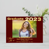 Carte d'invitation pour la graduation en rouge fon (Debout devant)