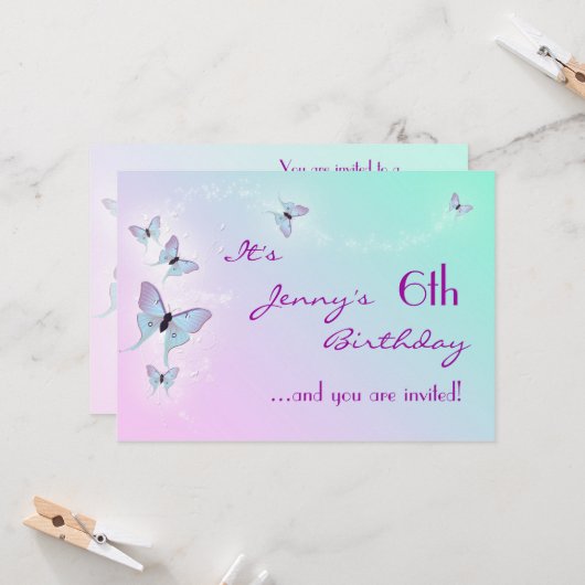 Carte d'invitation pour l'anniversaire de papillon (Devant/Arrière en situation)