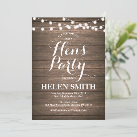Carte d'invitation Rustic Wood Hens Party (Debout devant)