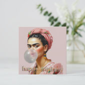 Carte Divas avec écharpe florale soufflant du bubble gum (Debout devant)